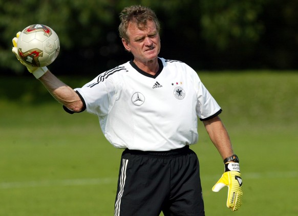 ARCHIV - 19.08.2002, Berlin: Der Torwart-Trainer der deutschen Fu�ball-Nationalmannschaft, Sepp Maier, aufgenommen auf dem Gel�nde des Olympiastadions w�hrend des Trainings der DFB-Auswahl. Maier hat  ...