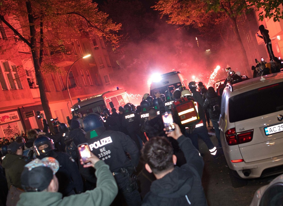 ARCHIV - 18.10.2023, Berlin: Teilnehmer einer verbotenen Pro-Palästina-Demonstration zünden in der Nähe der Sonnenallee im Bezirk Neukölln Pyrotechnik. Es wurden auch Steine und Flaschen auf Polizisti ...