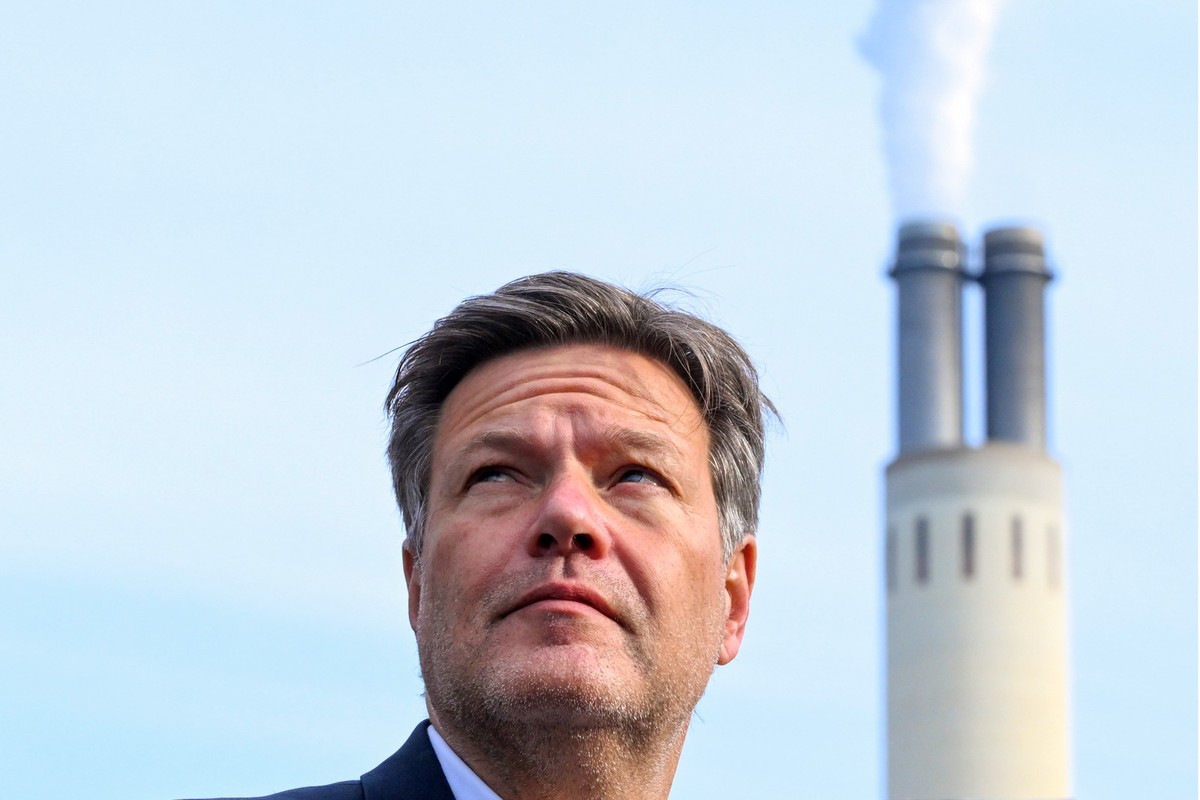 ARCHIV - 12.03.2024, Berlin: Robert Habeck (Bündnis 90/Die Grünen), Bundesminister für Wirtschaft und Klimaschutz, kommt zur Grundsteinlegung für ein Energieprojekt am Standort vom Heizkraftwerk Reute ...