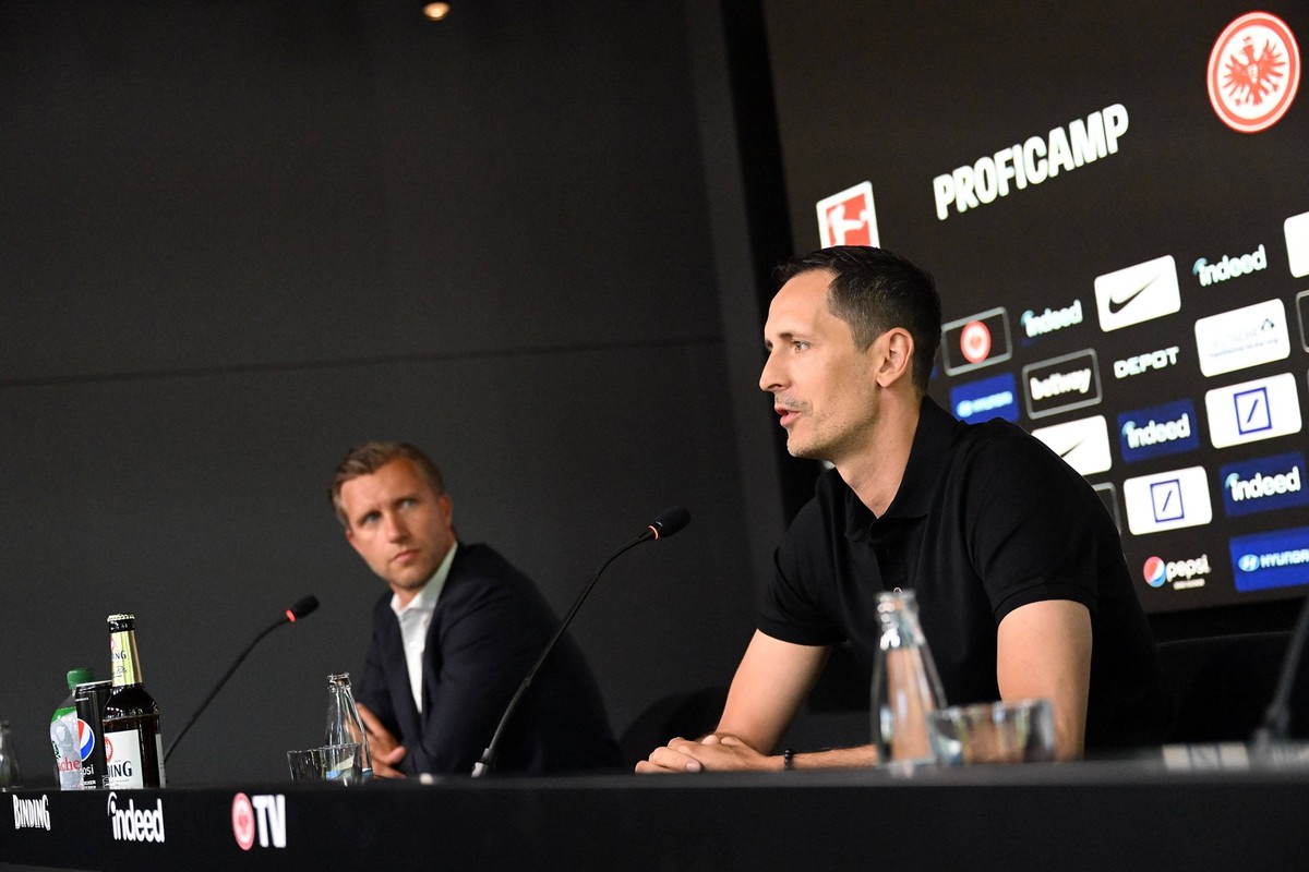 07.07.2023, xjhx, Fussball 1.Bundesliga, Eintracht Frankfurt - Pressekonferenz Dino Toppmöller emspor, v.l. Vorstand Markus Kroesche Krösche Director of Sports of of Eintracht Frankfurt, Trainer Dino ...