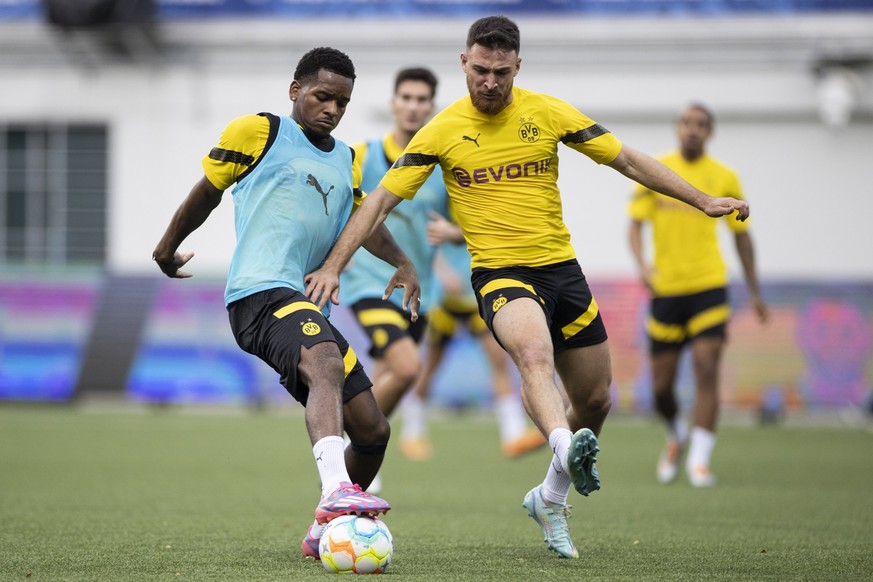 23.11.2022, Singapur: Fußball: Bundesliga, Asienreise von Borussia, Dortmunds Jayden Braaf (l) und Salih Özcan kämpfen um den Ball während des öffentlichen Trainings. Die Asien-Reise des BVB umfasst b ...