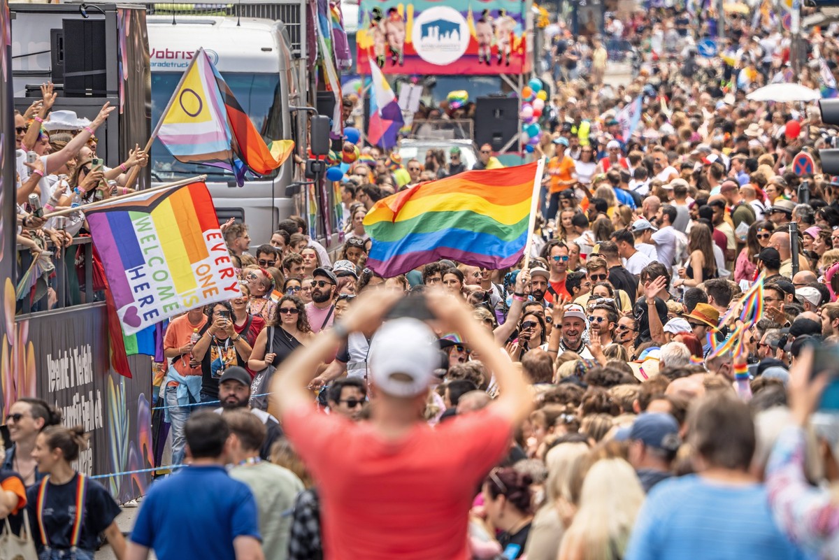 CSD 2024, ca. 100.000 Teilnehmer ziehen durch die Innenstadt, CSD Politparade, M