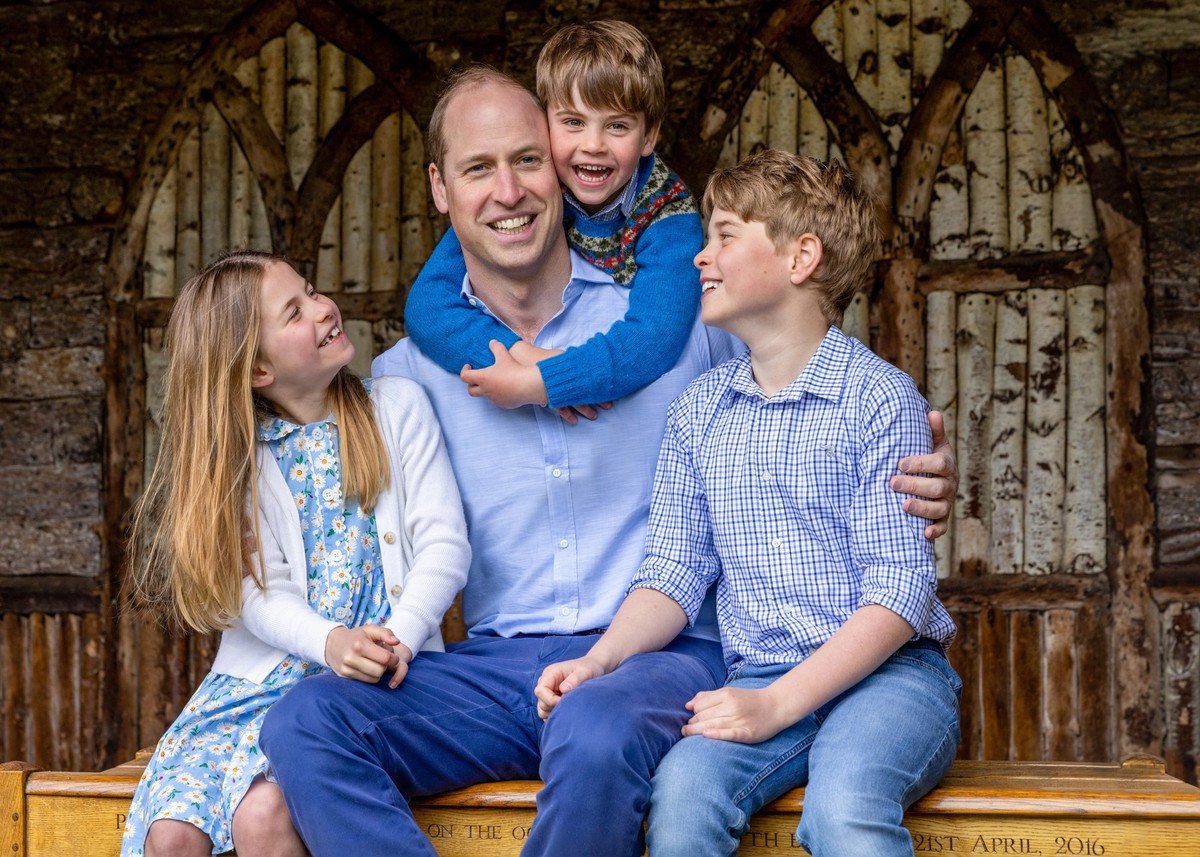 HANDOUT - 17.06.2023, Gro�britannien, London: Das anl�sslich des britischen Vatertags (18.06.2023) vom Kensington-Palast ver�ffentlichte Foto zeigt den britischen Thronfolger Prinz William mit seinen ...