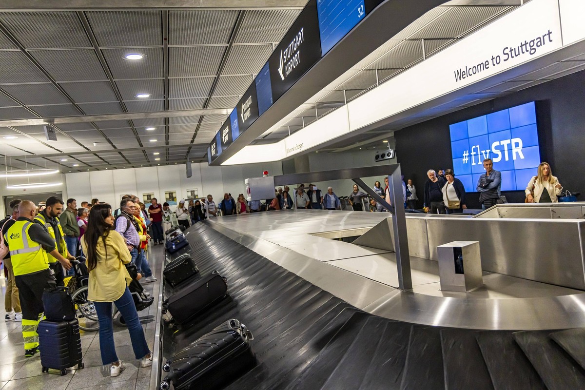 Gepäckband am Flughafen, Gepäckausgabe, Reisende warten auf ihren Koffer, Stuttgart, Baden-Württemberg, Deutschland, Europa *** Baggage carousel on Airport, Baggage claim, Travellers wait at their Sui ...