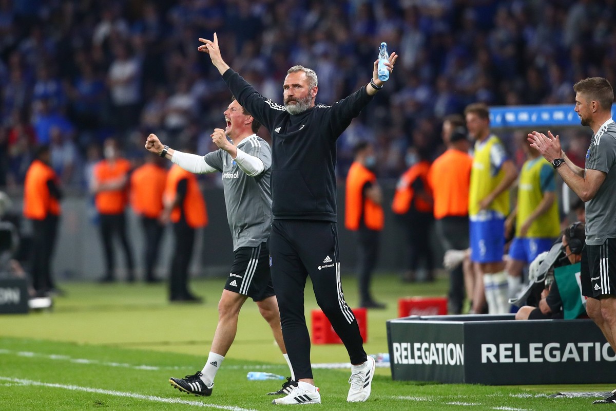 19.05.2022, xtgx, Fussball Relegation 1. Bundesliga, Hertha BSC Berlin - Hamburger SV emspor, v.l. Tim Walter HSV, Trainer Jubel ueber den Sieg, Jubel nach Spielende DFL/DFB REGULATIONS PROHIBIT ANY U ...