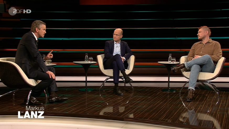CDU-Politiker Ralph Brinkhaus ist ungemütlich eingekeilt zwischen Moderator Markus Lanz (links) und Autor Sascha Lobo (rechts).