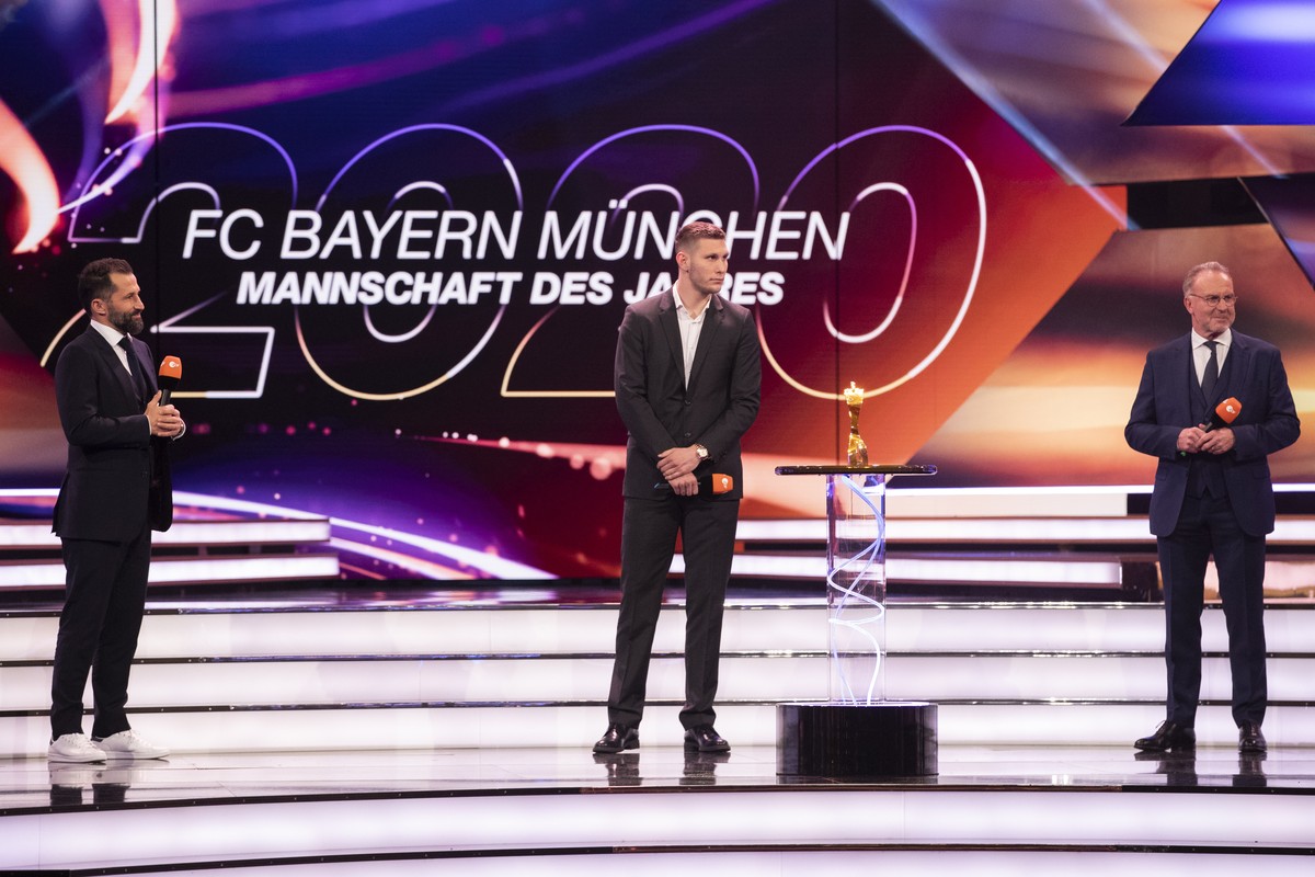 20.12.2020, Baden-Württemberg, Baden-Baden: Hasan Salihamidzic, Sportdirektor des FC Bayern München (l), Niklas Süle (M) und Karl-Heinz Rummenigge (r), Vorstandsvorsitzender der FC Bayern München AG,  ...