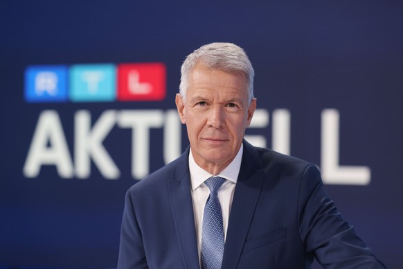 31.08.2022, Nordrhein-Westfalen, K�ln: Peter Kloeppel, Fernsehmoderator, sitzt im neuen �RTL Aktuell�-Studio. Aus dem neuen 360-Grad-Studio wird am Sonntag (04.09.2022) die erste �RTL aktuell�-Ausgabe ...