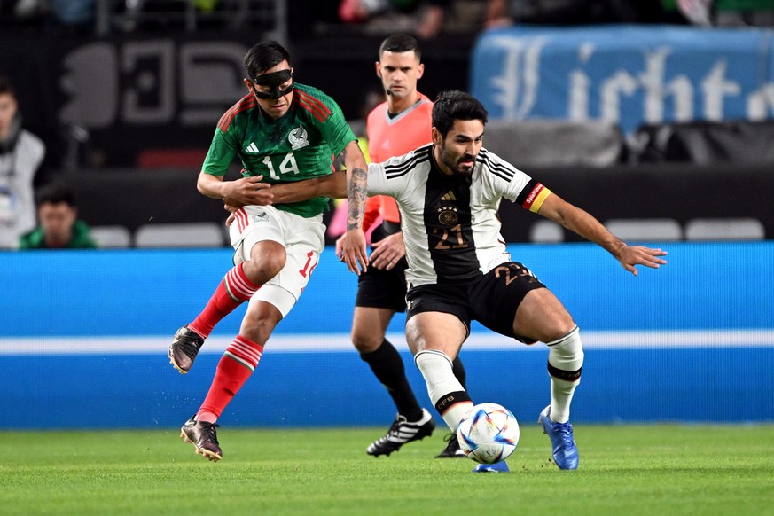 18.10.2023, USA, Philadelphia: Fußball: Länderspiele, Mexiko - Deutschland, Lincoln Financial Field. Dutschlands Ilkay Gündogan (r) und Mexikos Erick Sanchez kämpfen um den Ball. Foto: Federico Gambar ...