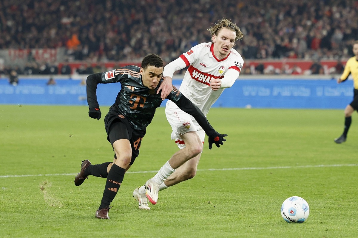 im Bild: v.l. Jamal Musiala FC Bayern Muenchen, 42 und Nick Woltemade VFB Stuttgart, 11, 28.02.2025, Fussball, Bundesliga, VfB Stuttgart - FC Bayern Muenchen, GER, Stuttgart, MHPArena, DFL REGULATIONS ...