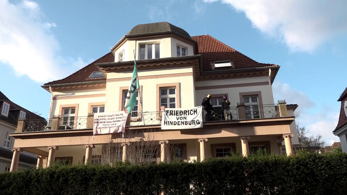 31.01.2025, Niedersachsen, Hannover: Aktivisten sind auf den Balkon der Geschäftsstelle des CDU-Kreisverbands Hannover geklettert und haben dort Transparente mit der Aufschrift «Knast statt Hilfe, Knü ...