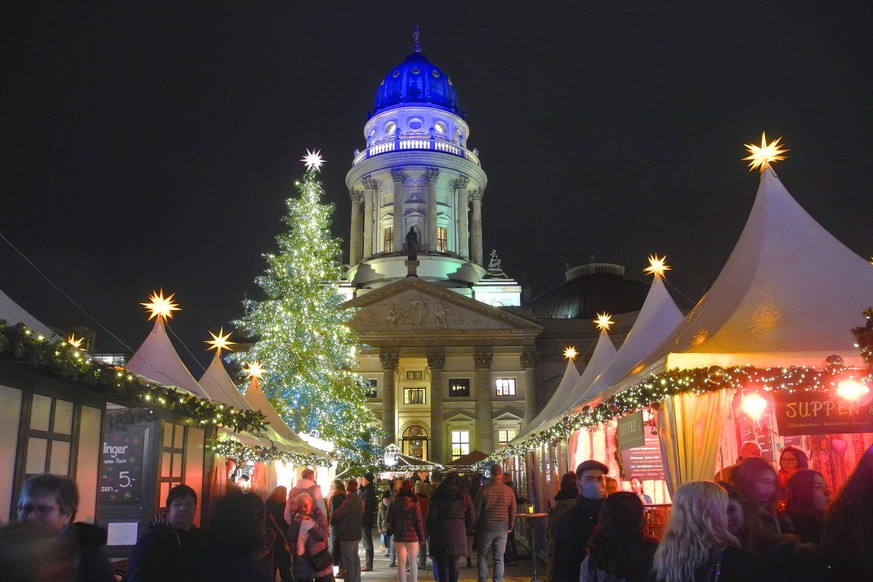 Weihnachtsmarkt vor dem Konzerthaus mit G2-Vorschrift. *** Christmas market in front of the concert hall with G2 regulation