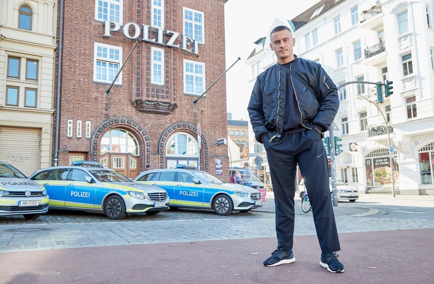 PRODUKTION - 12.10.2022, Hamburg: Hamburger Rapper Disarstar bei einem Interviewtermin auf St. Pauli. Im Hintergrund ist die Davidwache zu sehen. (zu dpa: