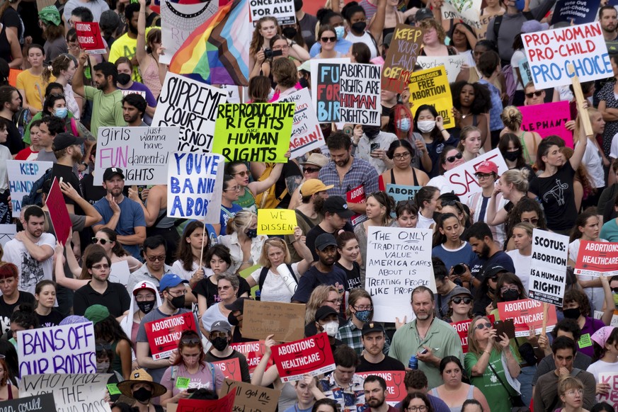 24.06.2022, USA, Atlanta: Menschen versammeln sich in der Innenstadt von Atlanta, um gegen die Entscheidung des Obersten Gerichtshofs zu protestieren, Roe v. Wade aufzuheben. Der Oberste Gerichtshof h ...