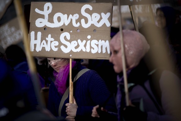 International Woman s Day Berlin DEU, Deutschland, Germany, Berlin, 08.03.2019 Demonstranten mit Plakat Love Sex Hate Sexism auf dem Internationalen Frauentag unter dem Motto Feiern Streiken Weiterkae ...