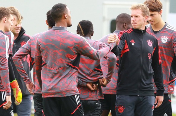 Vor dem Training, begruesst Trainer Julian Nagelsmann seine Spieler per Handschlag. Hier mit 38 Ryan Gravenberch Fussball / Abschlusstraining des FC Bayern Muenchen vor dem UEFA Champions League-Grupp ...