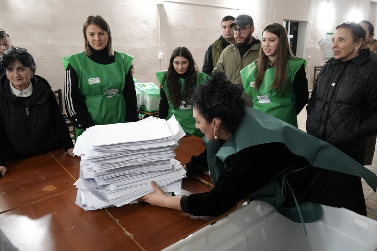 ARCHIV - 26.10.2024, Georgien, Tiflis: Mitglieder einer Wahlkommission bereiten sich nach den Parlamentswahlen in Georgien auf die Auszählung der Stimmzettel in einem Wahllokal in Tiflis vor. (zu dpa: ...