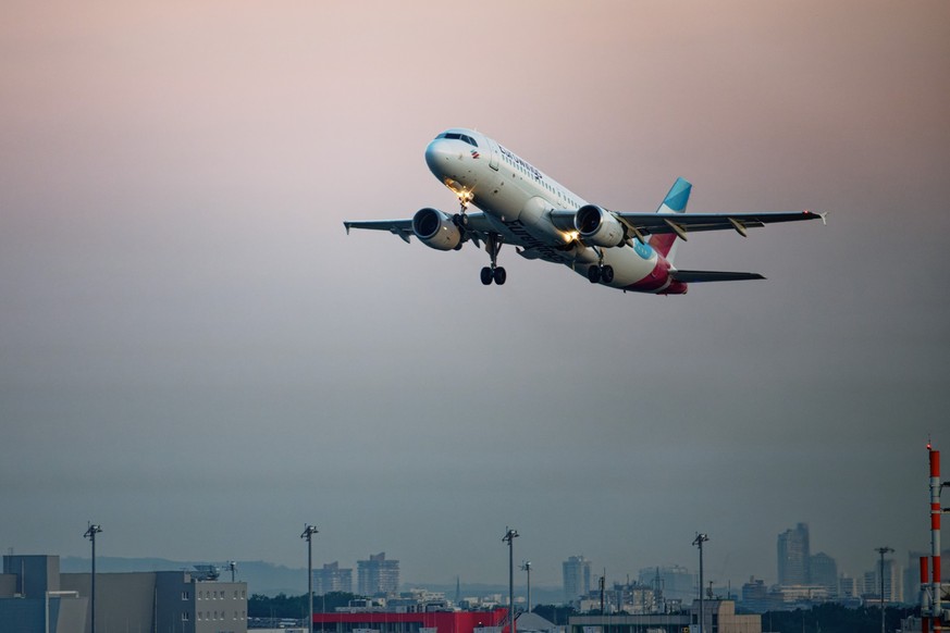 14.08.2023, Nordrhein-Westfalen, Köln: Eine Maschine der Fluggesellschaft Eurowings startet vom Flughafen Köln/Bonn. Die Fluggesellschaft Eurowings informiert um 10.00 Uhr in Frankfurt über ihren Wint ...