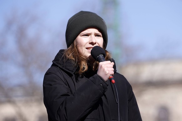 Klimaaktivistin Luisa Neubauer spricht während einer Protestdemonstration gegen den Krieg in der Ukraine.