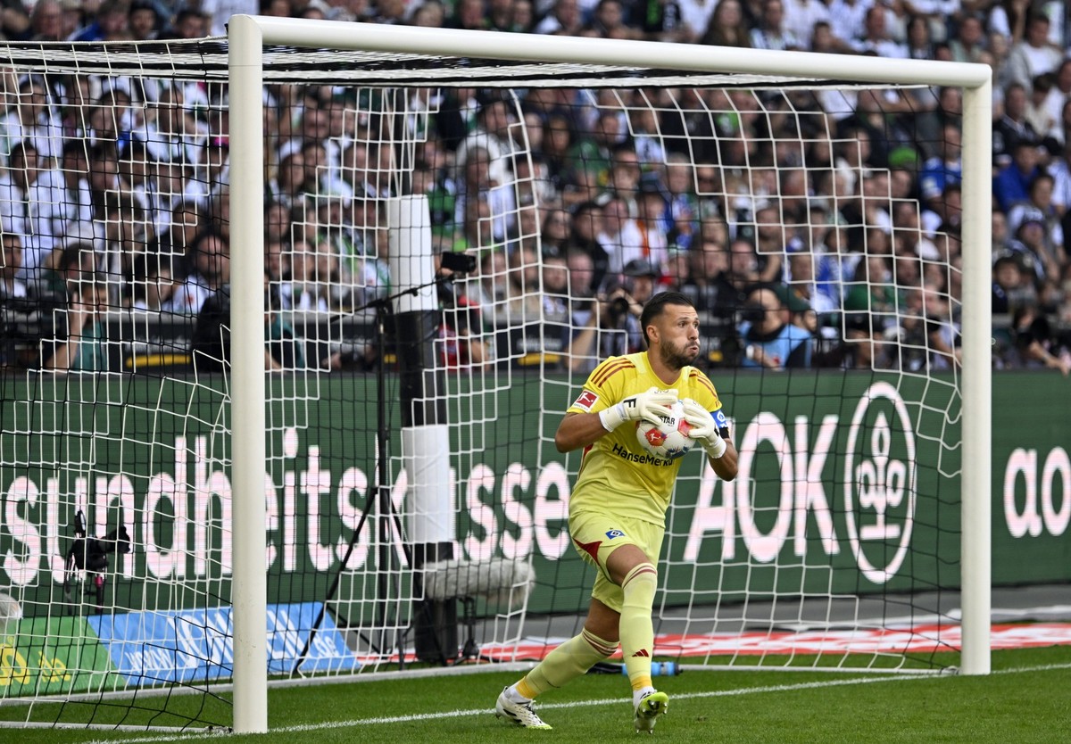 Borussia Park M�nchengladbach, , 24.8.2025 Fussball: Bundesliga Saison 2025/26 1.Spieltag, Borussia M�nchengladbach BMG, weiss vs Hamburger Sportverein HSV, blau _ Daniel Heuer Fernandes HSV _ DFL REG ...