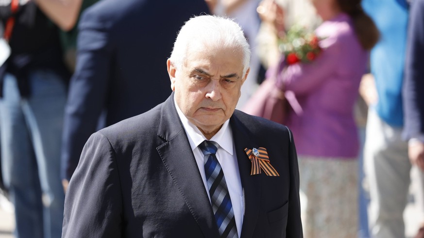 Russischer Botschafter Sergej Jurjewitsch Netschajew legt Kränze nieder, Deutschland, 9. Mai am sowjetischen Ehrenmal in Berlin *** Russian Ambassador Sergei Yuryevich Netsheyev lays wreaths, Germany, ...