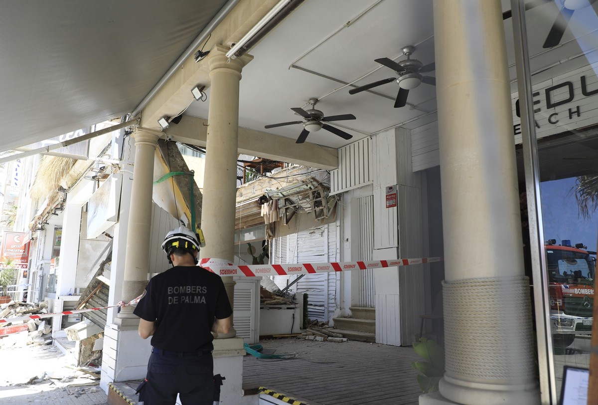 ARCHIV - 24.05.2024, Spanien, Palma: Feuerwehrleute arbeiten nach dem Einsturz am Gebäude des Medusa Beach Club. Zwei deutsche Frauen und zwei weitere Personen sind beim Einsturz des Restaurants an de ...