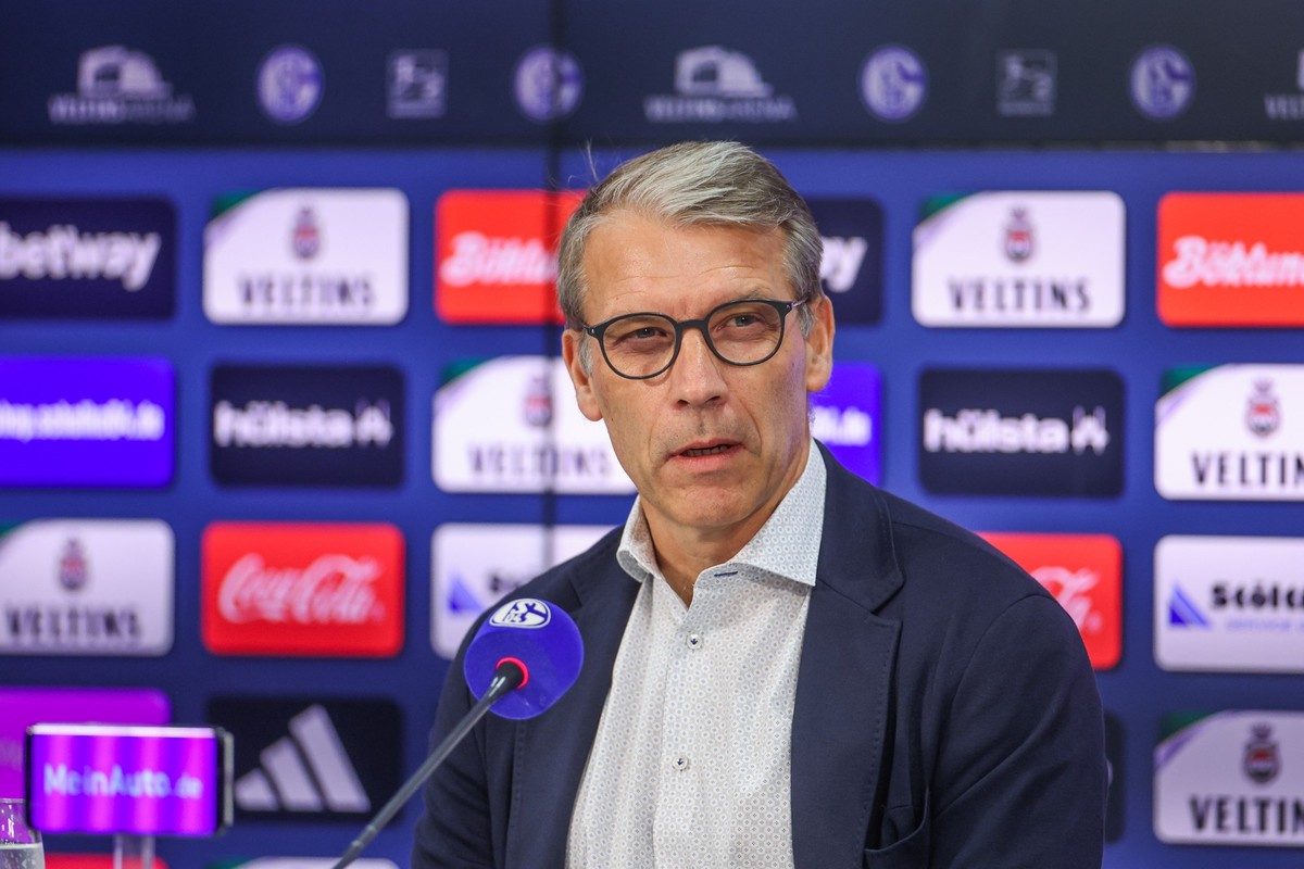 ARCHIV - 09.10.2023, Nordrhein-Westfalen, Gelsenkirchen: Fußball: 2. Bundesliga, Pressekonferenz FC Schalke 04. Schalkes Sportvorstand Peter Knäbel spricht bei der Pressekonferenz. Sein bis Ende Juni  ...