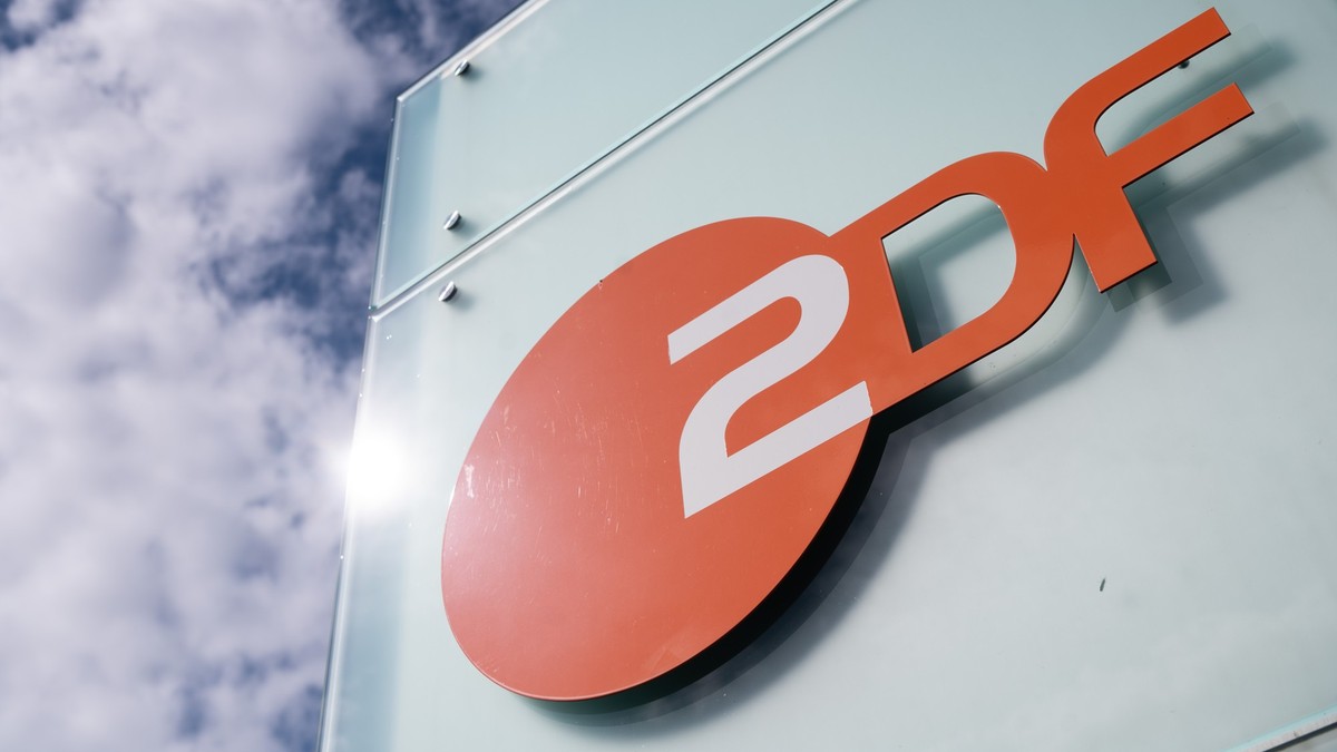 ARCHIV - 16.09.2022, Rheinland-Pfalz, Mainz: Logo des ZDF am Sendezentrum des Zweiten Deutschen Fernsehens. (zu dpa: