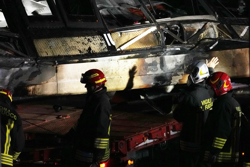 04.10.2023, Italien, Mestre: Italienische Feuerwehrleute arbeiten nach einem Busunglück an der Unfallstelle. Nach dem schweren Busunglück in Venedig mit mehr als 20 Todesopfern ermittelt jetzt die Sta ...