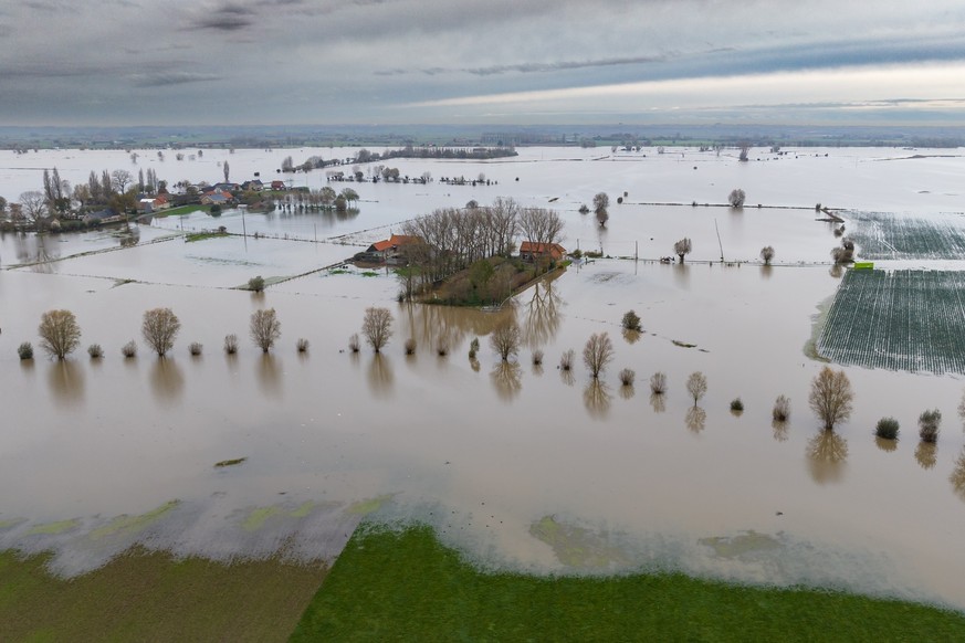 16.11.2023, Belgien, Diksmuide: Diese Drohnenaufnahme zeigt die Überschwemmung nach tagelangen starken Regenfällen in der Provinz Westflandern. Der Fluss Yser (Ijzer) hat an mehreren Stellen in der Re ...