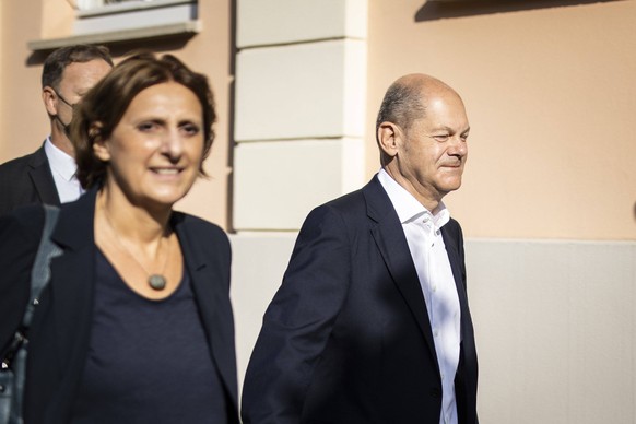 Olaf Scholz, Kanzlerkandidat der SPD, und seine Frau Britta Ernst, aufgenommen nach der Stimmabgabe zur Bundestagswahl in Potsdam, 26.09.2021. Es wird ein enges Rennen zwischen der CDU und der SPD erw ...