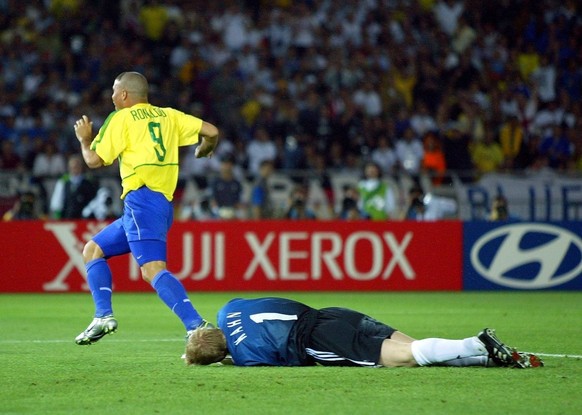Der "echte" Ronaldo schnappt dem Titan dem Ball weg und schiebt zur Führung im WM-Finale 2002 ein.