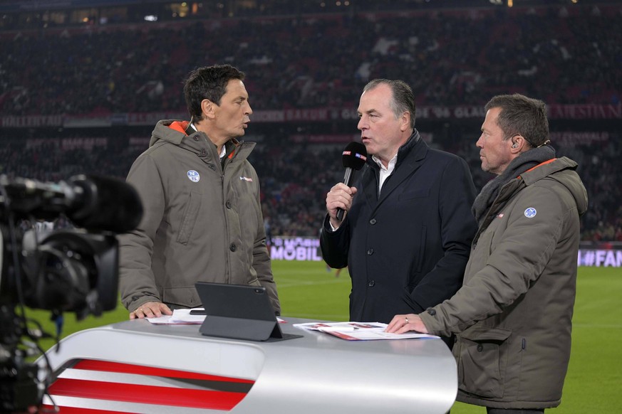 Clemens Tönnies (M.) Im Gespräch mit Sky-Kommentator Sebastian Hellmann (l.) und Ex-Profi Lothar Matthäus.