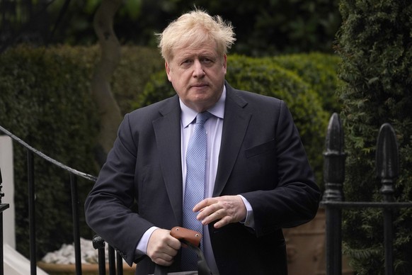 ARCHIV - 22.03.2023, Großbritannien, London: Boris Johnson verlässt sein Haus in London. (zu &quot;Ex-Premier Johnson tritt als Abgeordneter zurück&quot;) Foto: Alberto Pezzali/AP +++ dpa-Bildfunk +++