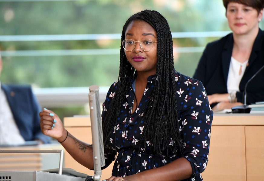 05.09.2018, Schleswig-Holstein, Kiel: Aminata Touré, flüchtlingspolitische Sprecherin von Bündnis90/Die Grünen, spricht im Landtag bei einer Debatte über das Thema Asylrecht und die Abschiebung von Fa ...