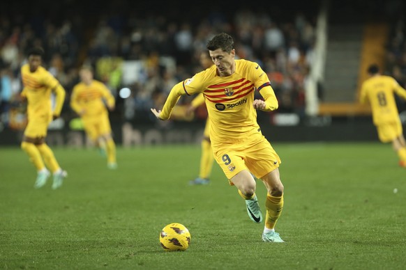 Robert Lewandowski del Barcelona controla el balón durante el partido de fútbol de la Liga española entre Villarreal y Barcelona en el estadio de Mestalla en Valencia, España, el sábado 1 de diciembre.  16, 2023. (AP...