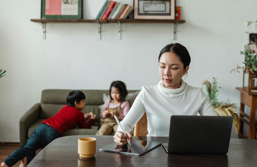 Mutter Kinder Homeoffice Care Arbeit Laptop