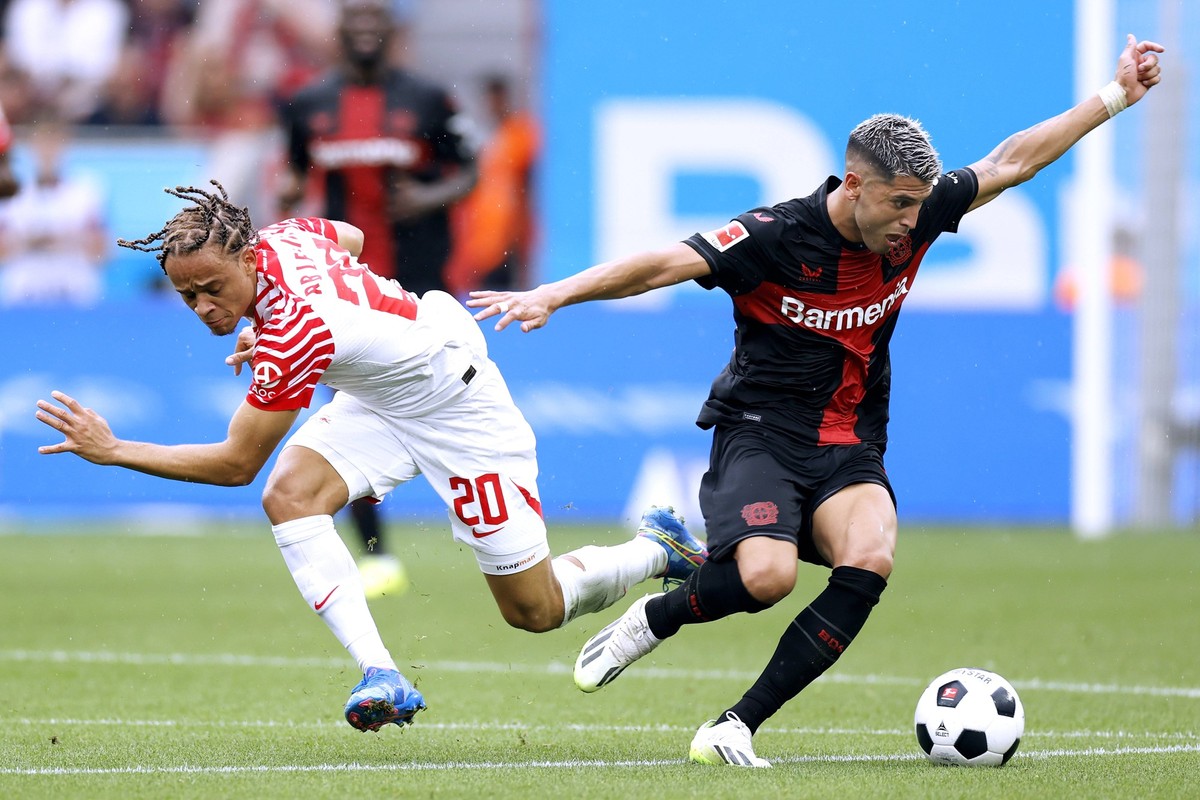 PALACIOS Exequiel Team Bayer 04 Leverkusen mit SIMONS Xavi DFL Fussball Bundesliga Saison 2023 - 2024 Spiel Bayer 04 Leverkusen - RB Leipzig 3 : 2 am 19.08.2023 in Leverkusen DFL REGULATIONS PROHIBIT ...