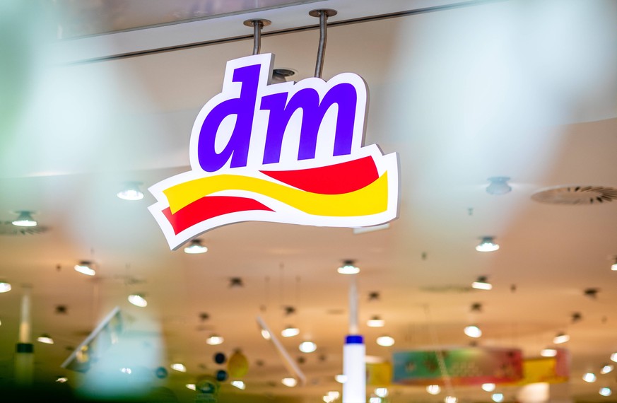 DM-Drogerie Markt DM-Drogerie Markt - Ein deutscher Drogeriekonzern Symbolfoto, Logo, Symbolbild, Symbolmarke, Markenname, Signe Rathaus Center Dessau am 17. March 2020 in Dessau-Rosslau, Sachsen Anha ...