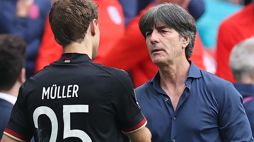 29.06.2021, Großbritannien, London: Fußball: EM, England - Deutschland, Finalrunde, Achtelfinale im Wembley Stadion. Bundestrainer Joachim Löw und Thomas Müller umarmen sich nach der Partie. Foto: Chr ...