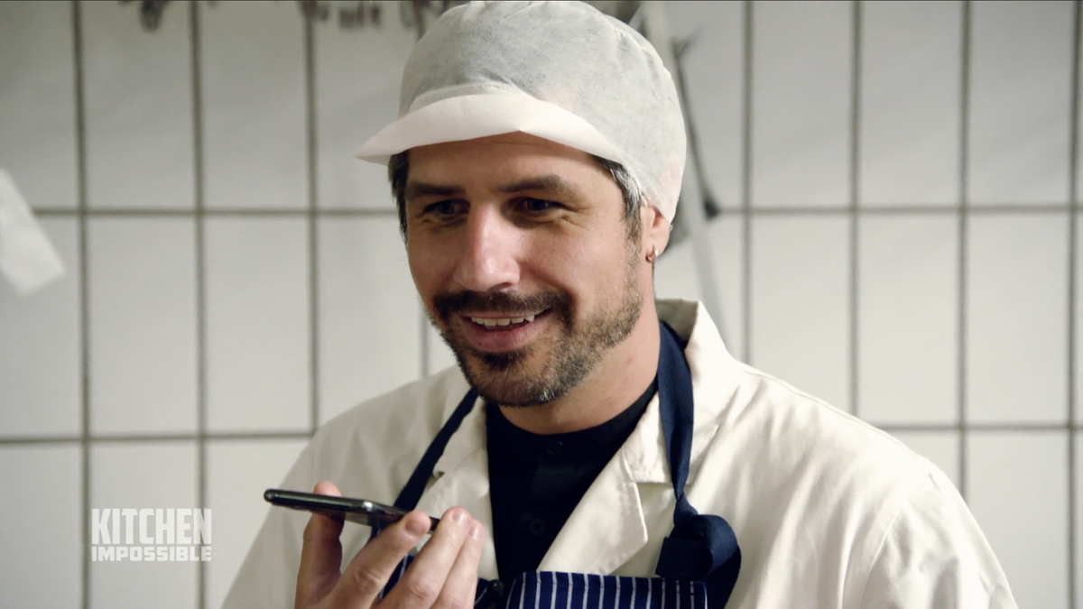 Wassmer ruft bei "Kitchen Impossible" seine Großmutter an.