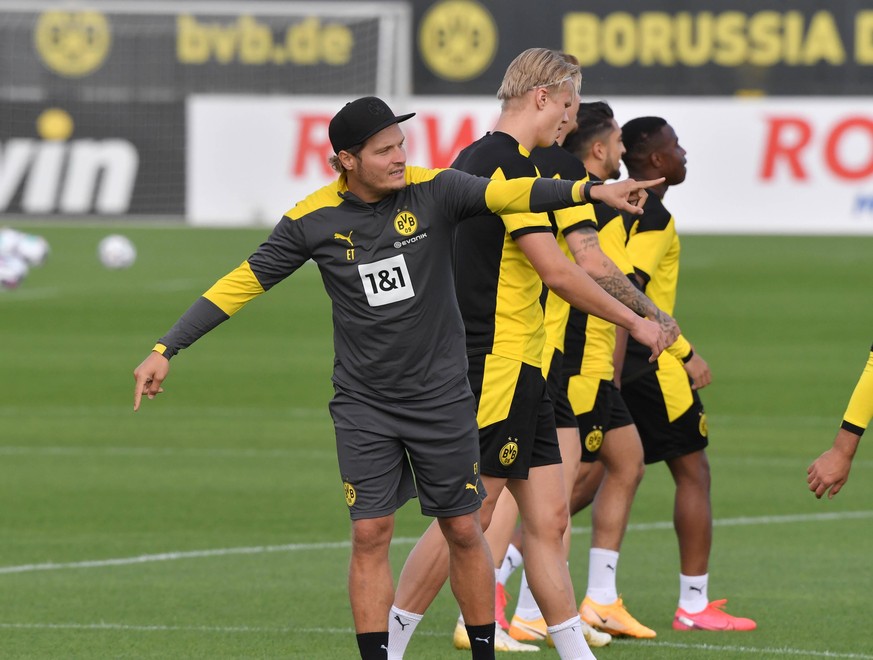 Gibt jetzt die Richtung vor: Edin Terzic (l.) mit u.a. Haaland (2.vl.) und Moukoko (r.).