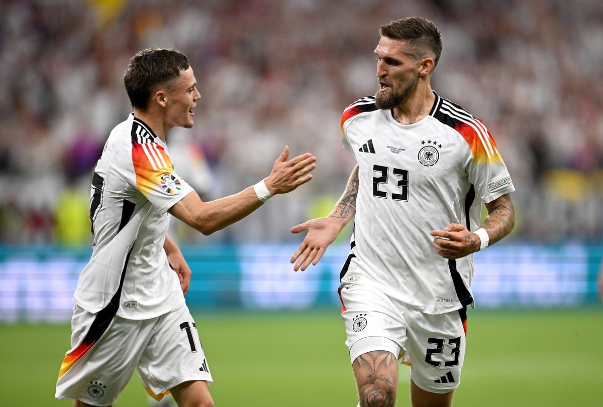 Fussball Euro 2024 Gruppe A 23.06.2024 Schweiz - Deutschland Jubel Deutschland, Florian Wirtz li. mit Robert Andrich re. *** Football Euro 2024 Group A 23 06 2024 Switzerland Germany Cheering Germany, ...