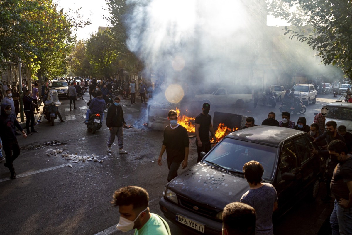 25.10.2022, Iran, Teheran: Auf diesem Foto, das von einer Person aufgenommen wurde, die nicht bei Associated Press angestellt ist und der AP au�erhalb des Irans zur Verf�gung gestellt wurde, sind bren ...