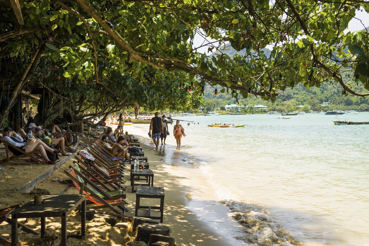 Nachmittags entspannt am Strand: In Thailand sollte dann nun eigentlich Alkohol verboten sein.