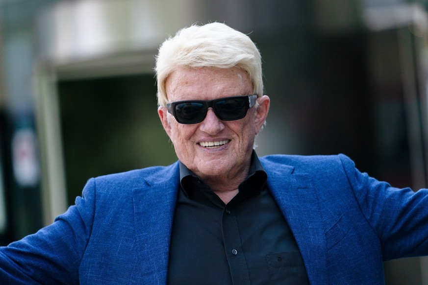 ARCHIV - 16.08.2021, Bayern, Nürnberg: Volksmusiker Heino steht bei einem Pressetermin vor dem Hotel Ramada. Heino (84) hat den Ballermann-Hit «10 nackte Friseusen» von Mickie Krause (52) gecovert - d ...