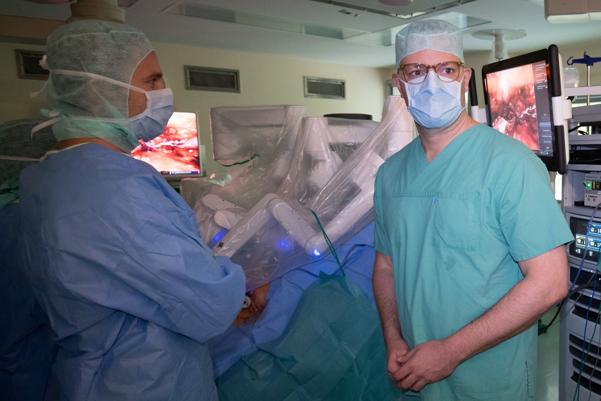 German Christian Democratic Union (CDU) Health Minister Jens Spahn visits the operating theatre of the Martini-Klinik, a private clinic of the University Hospital Hamburg-Eppendorf (UKE), specialising ...