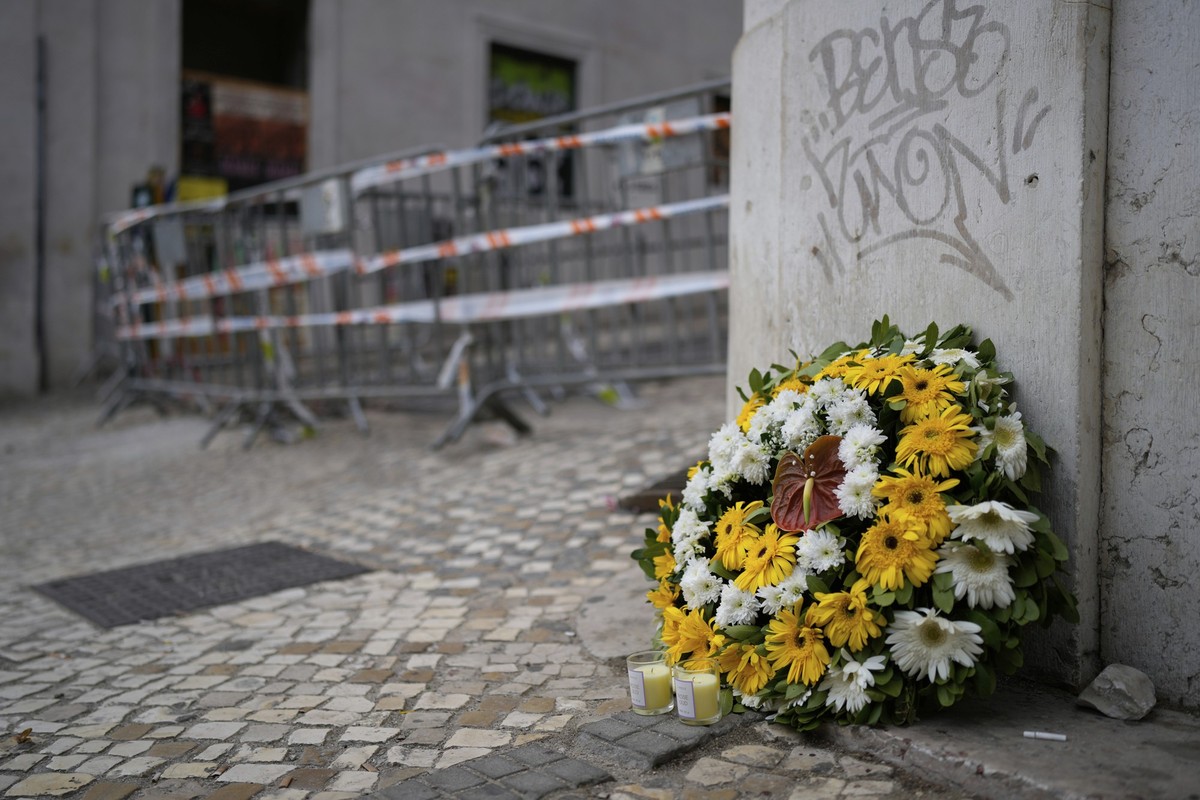 05.09.2025, Portugal, Lissabon: Ein Blumenkranz steht am Unfallort einer entgleisten und verunglückten Standseilbahn. Foto: Armando Franca/AP/dpa +++ dpa-Bildfunk +++