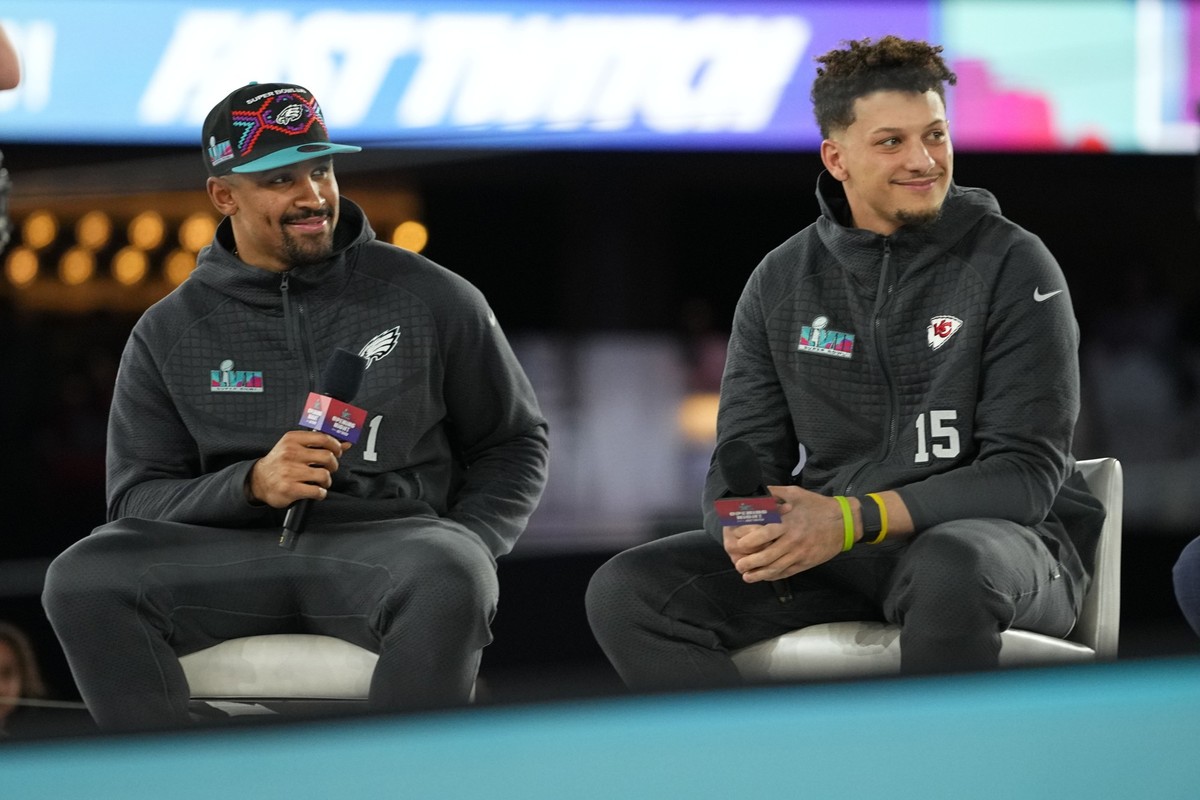 Kansas City Chiefs quarterback Patrick Mahomes, right, and Philadelphia Eagles quarterback Jalen Hurts speak to the media during the NFL football Super Bowl 57 opening night, Monday, Feb. 6, 2023, in ...