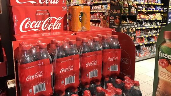 Coca Cola in einer Edeka Filiale in Hamburg 28.01.2019 *** Coca Cola in an Edeka branch in Hamburg 28 01 2019